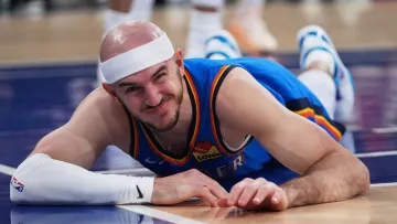 Курйоз дня в НБА: зірковий баскетболіст втратив взуття, але не розгубився і зіграв ним у м'яч – відео