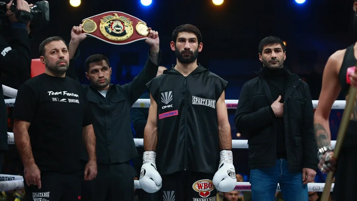 Фаніяна позбавили поясу WBO Global: українець отримав дискваліфікацію за удар суперника по потилиці