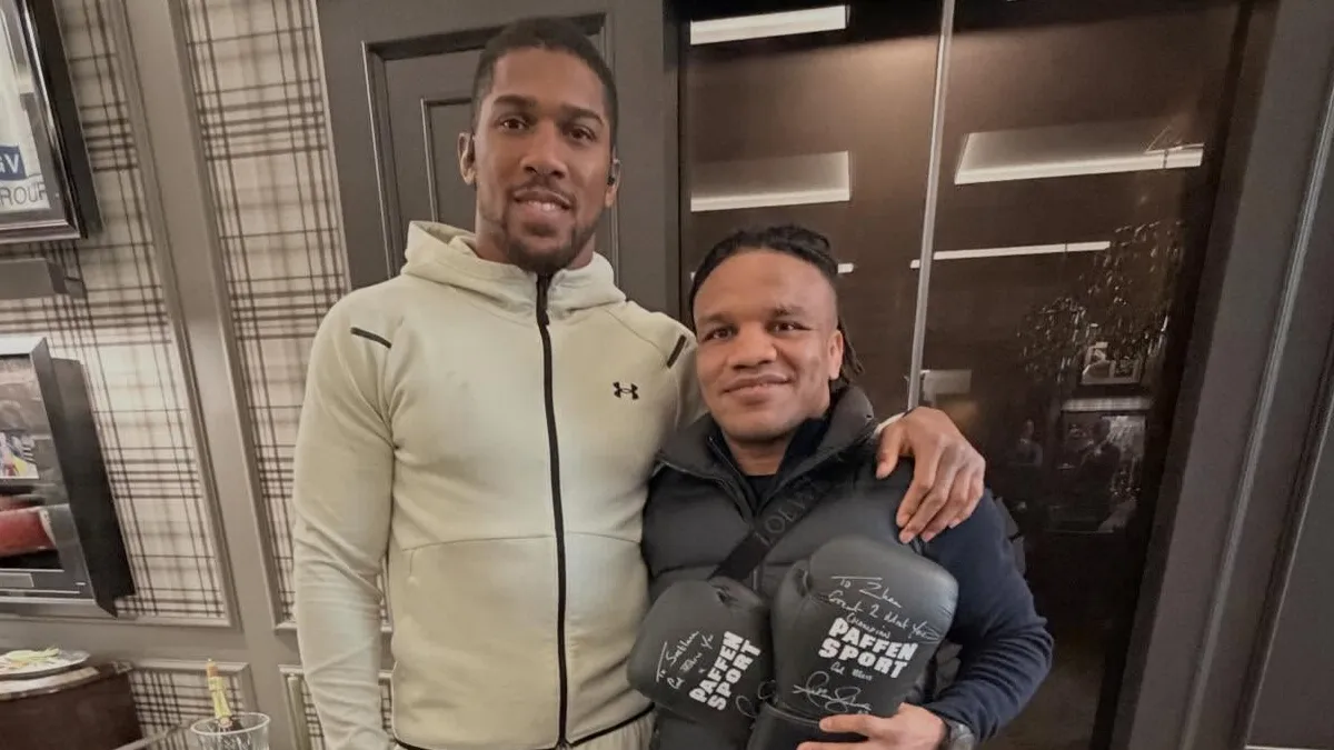 Беленюк розповів про теплу зустріч із Джошуа: британець передав подарунок мамі українського борця