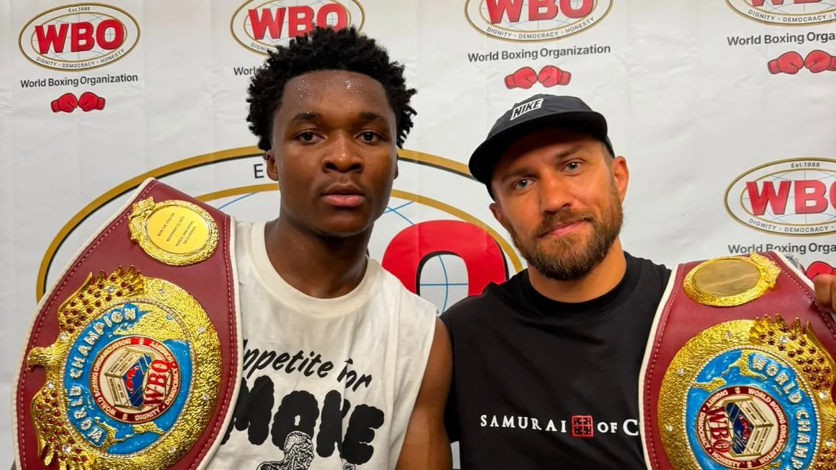 Поява Ломаченка на публіці: зірка українського боксу вручив пояс WBO наймолодшому чемпіону світу