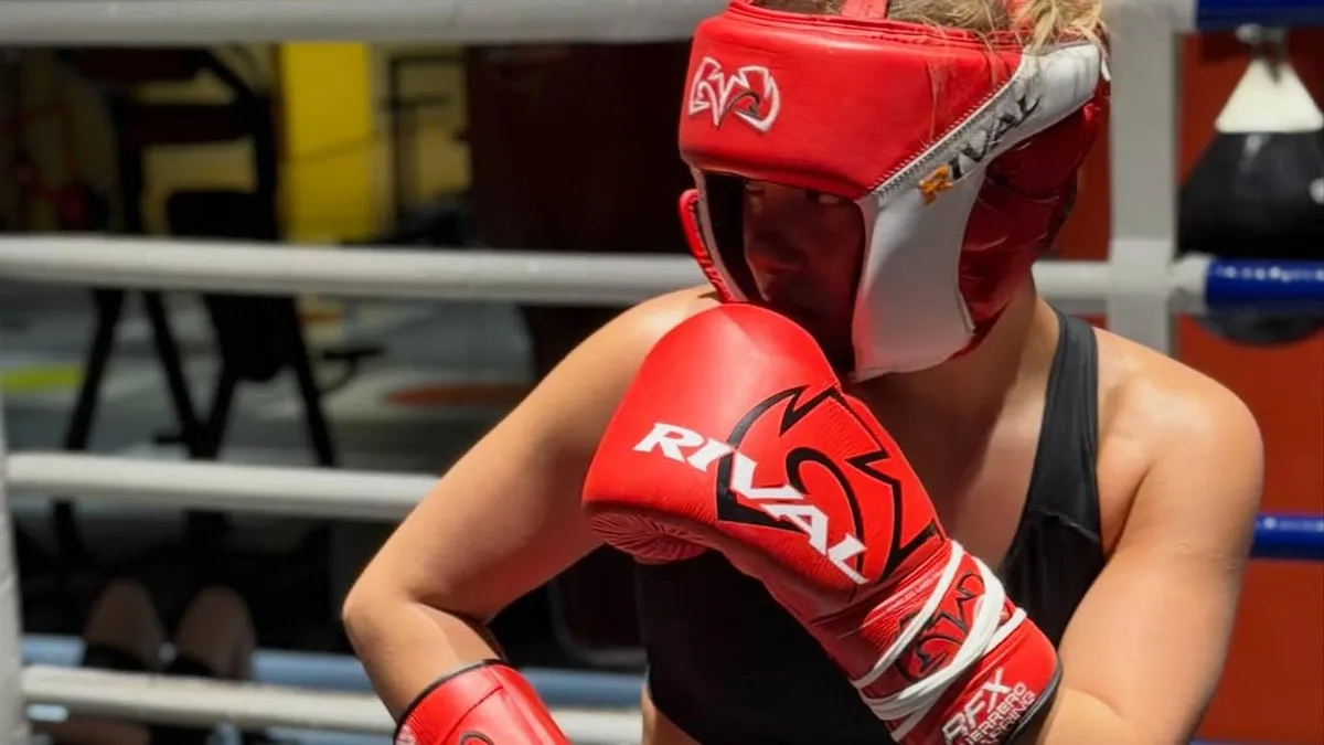 Макогоненко дебютує у професіоналах в 17 років: з ким битиметься українська зірка боксу, яку відзначав Льюїс