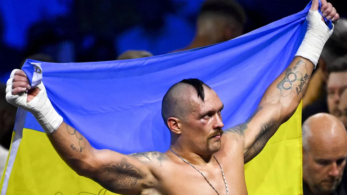 «Мій пояс»: Усик забрав чемпіонський пасок WBC, яким володіє Ф'юрі – відео українця в одязі «аля Алладін»