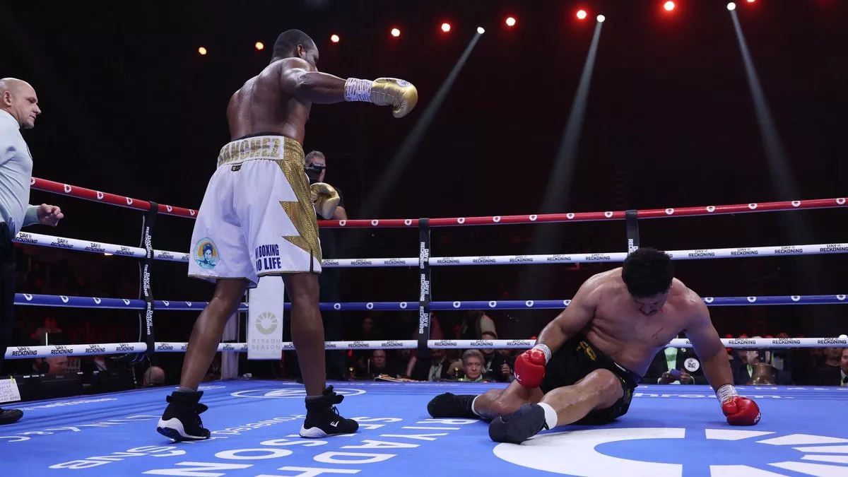Достроковий нокаут непереможного боксера: відбувся перший бій великого шоу у Саудівській Аравії