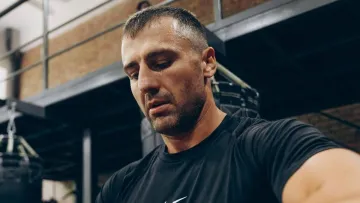 «На слабо випив спочатку келих вина, а потім чарку горілки»: епічний перший алкогольний досвід Гвоздика