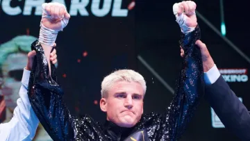 Український боксер побив росіянина, а потім підтримав його ніжним жестом: відео моменту