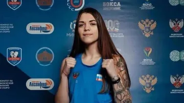 Боксерка з РФ накурила орангутанга в Криму: відео скандального вчинку російської спортсменки