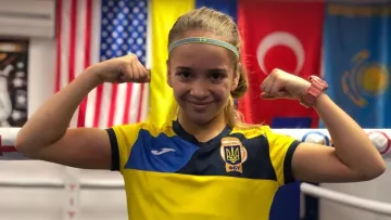 Українська спортсменка показала тренування з м'ячем: відео цікавої вправи з елементами боксу та футболу