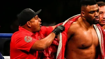 Випадково помив голову з аміаком: боксер насмішив мережу відлітаючою перукою під час бою – відео