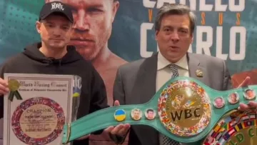 Зеленський отримав чемпіонський пояс WBC: трофей президенту України подарував голова організації