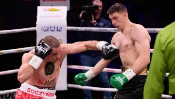 Непереможний український боксер жорстко нокаутував поляка та відправив його до лікарні: «Міхал заінтубований‎»