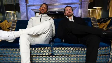 Усик тренує Джошуа: українець намагається відірвати британця від важких навантажень оригінальним чином