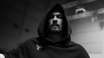 «Спокій зовні. Вогонь всередині»: Усик вийшов на публіку із неоднозначною заявою