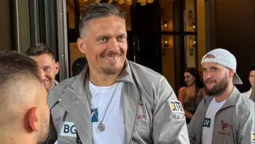Усик вже в Лондоні: український чемпіон прихопив з собою особливий талісман на бій з Дюбуа – фото