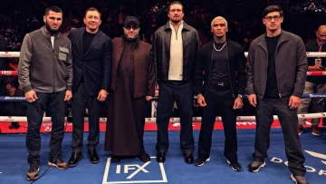 Всі емоції Усика видно на обличчі: українця «змусили‎» вийти на ринг з росіянами Бетербієвим і Біволом