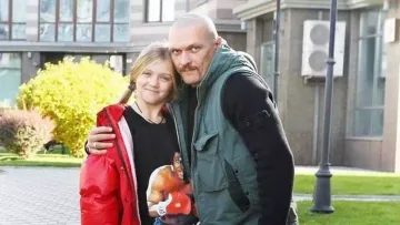 Усик здивував рідкісною появою з донькою на вечорі боксу у Львові: як виглядає 16-річна Єлизавета 