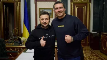 «Йому ніхто нічого не дарує»: Усик зізнався, чому віддав пояс WBC Зеленському