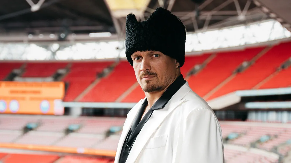 Усик та козацький одяг: український чемпіон пояснив, яке значення для нього має цей символ