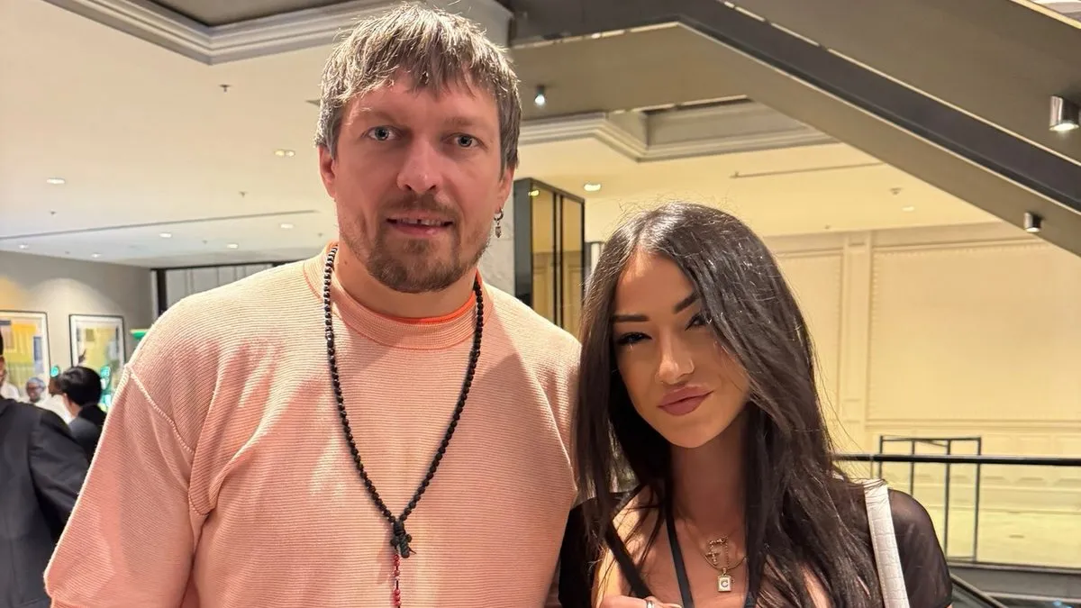 «Випадково зустріла»: Усик зробив фото з австралійською моделлю OnlyFans – як виглядає ефектна інфлюенсерка