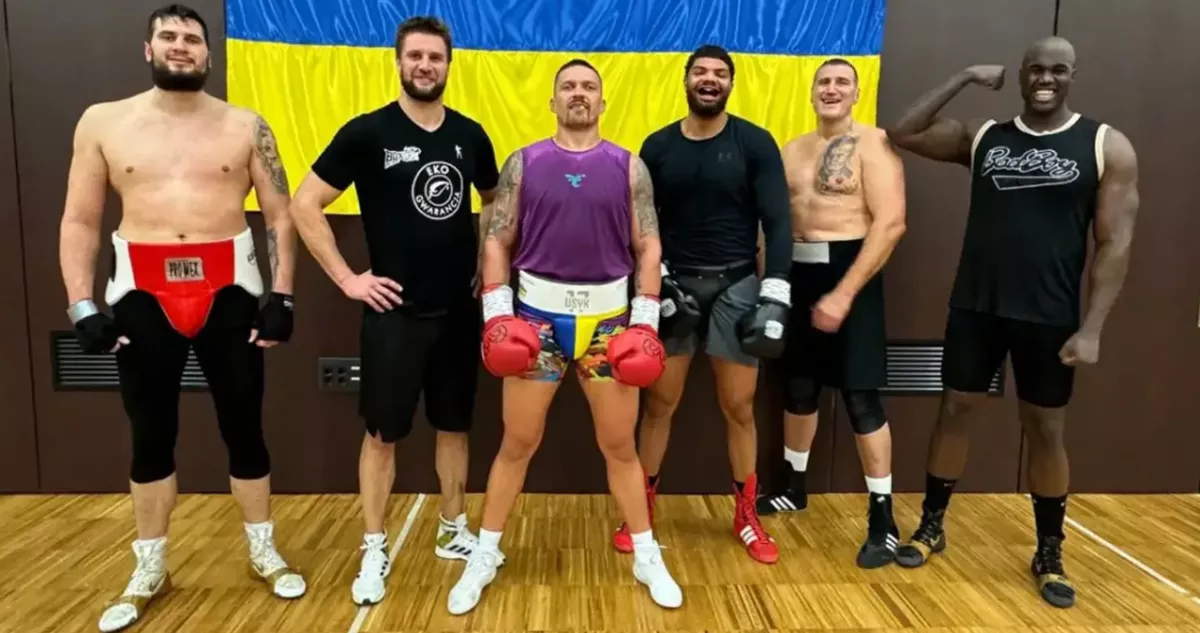 Усик опублікував фото зі своїми спаринг-партнерами: хто допомагає готуватися українцю до бою з Ф'юрі