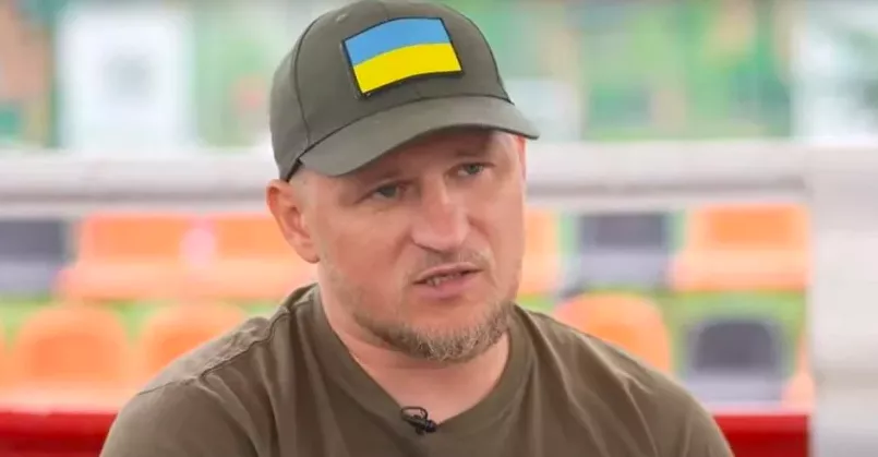 «Смерть руським»: Алієв виклав відео, на якому витирає ноги у російський прапов