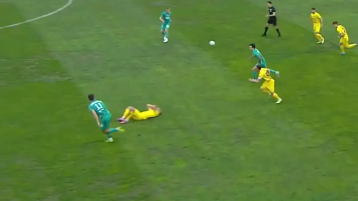 Захисника Буковини госпіталізували під час матчу з Динамо: Бусько на мить втратив свідомість