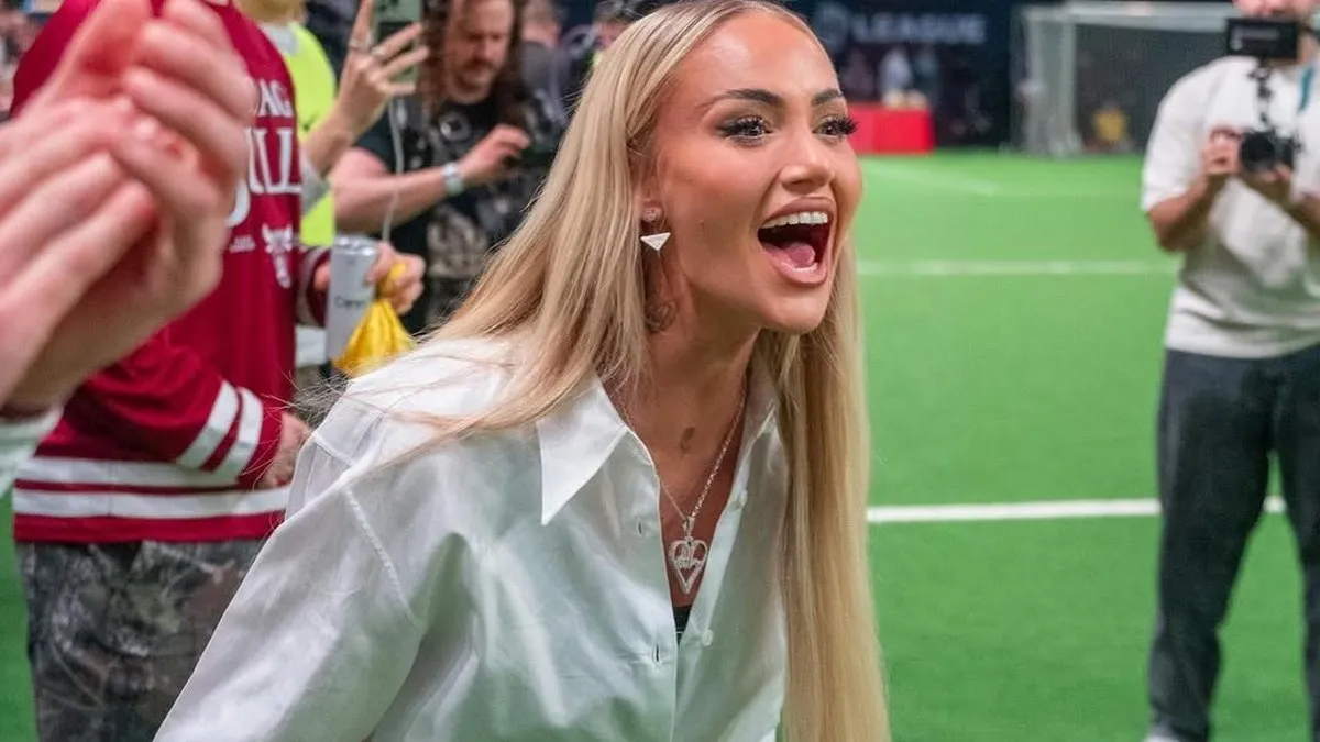 Одна з найкрасивіших футболісток світу показала фото з елітним авто: «‎Це Lamborghini, крихітко, ти зі мною?»