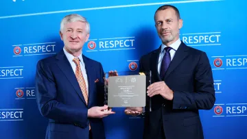 Ахметов отримав нагороду від УЄФА: Чеферін відзначив 30 років президентства та ювілей Шахтаря