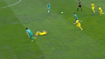 Захисника Буковини госпіталізували під час матчу з Динамо: Бусько на мить втратив свідомість