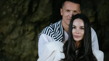 Посиділа з босими дідами і сфотографувала мавпеня: дружина Коноплянки відвідала екзотичну країну