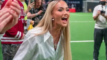 Одна з найкрасивіших футболісток світу показала фото з елітним авто: «‎Це Lamborghini, крихітко, ти зі мною?»