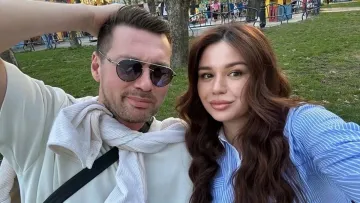 «‎Чекає посилку»: Мілевський розкрив, як його кохана завдяки футболу змогла заробити на черевики