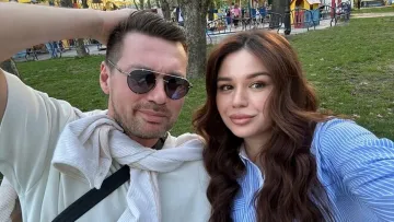 Обраниця Мілевського показала всю красу свого декольте: колишня зірка Динамо не промовчав