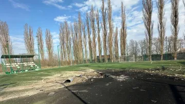 Росія атакувала футбольний стадіон у Полтаві: красномовне фото наслідків удару