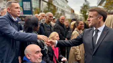 Шевченко потиснув руку президенту Франції Макрону: чим займається легенда футболу у Парижі