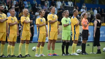 Усик зіграв у футбол в компанії Шевченка та Вакарчука: матч мав благодійну мету
