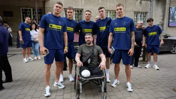 Збірна України відвідала поранених військових у Львові: гравці та УАФ передали госпіталю сучасне обладнання