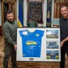 Шевченко передав Зеленському футбольний подарунок: президент отримав футболку з автографами учасників Game4Ukraine
