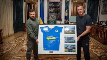 Шевченко передав Зеленському футбольний подарунок: президент отримав футболку з автографами учасників Game4Ukraine
