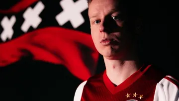 Аякс офіційно представив Зінченка після нічиєї в чемпіонаті: півзахисник збірної України був присутній на грі