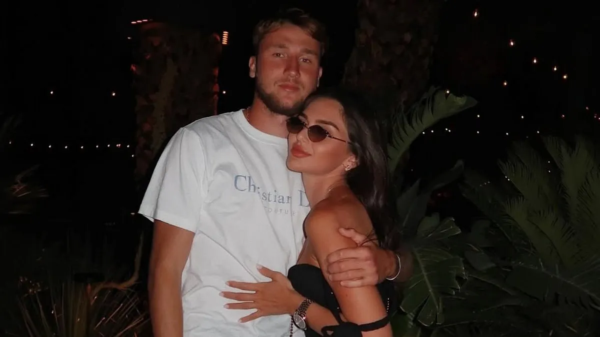 Ванат із дівчиною поринув у дитинство: яке легендарне місце відвідав український нападник Жирони