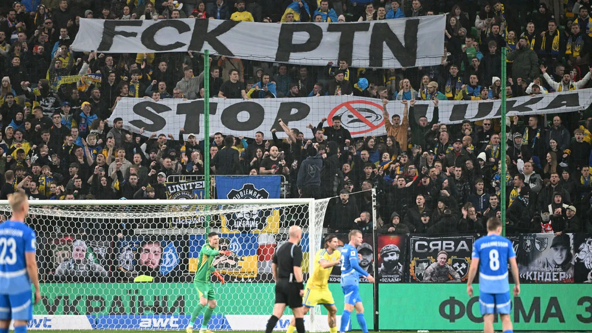 Воїн ЗСУ на фоні палаючого кремля: фото яскравого перформансу наших фанатів на матчі Україна – Ісландія