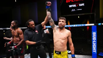 Капітулював вже у першому раунді: Амосов яскраво дебютував в UFC перемогою із задушливим прийомом