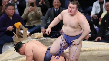 Гроші, саке і навіть гігантське тістечко: український сумоїст Явгусишин отримав масу подарунків в Японії