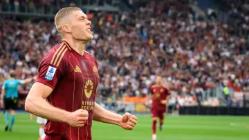 «Стоїть там – м’яч час від часу від нього відскакує й залітає у ворота»: італійський політик «знищив» Довбика