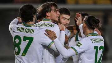 Довбик вийшов на заміну, забив переможний гол і травмувався: відео результативного удару українця