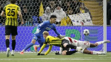 Олімпіакос дотиснув Кайрат у матчі Ліги чемпіонів: команда Яремчука здобула першу перемогу в турнірі