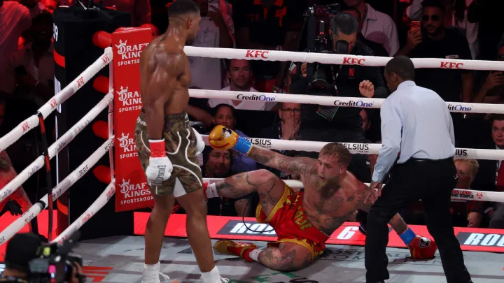 Три нокдауни і нокаут: Джошуа і Джейк Пол достроково визначили переможця одіозного бою в Маямі