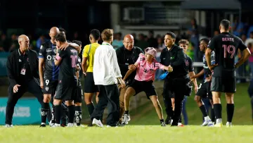 Фанат повалив Мессі на газон прямо під час матчу: відео інциденту та реакції аргентинського нападника