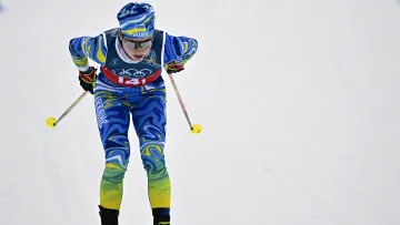Фаворитки програли «золото» через падіння, українок зняли як колових: результати естафети з лижних перегонів
