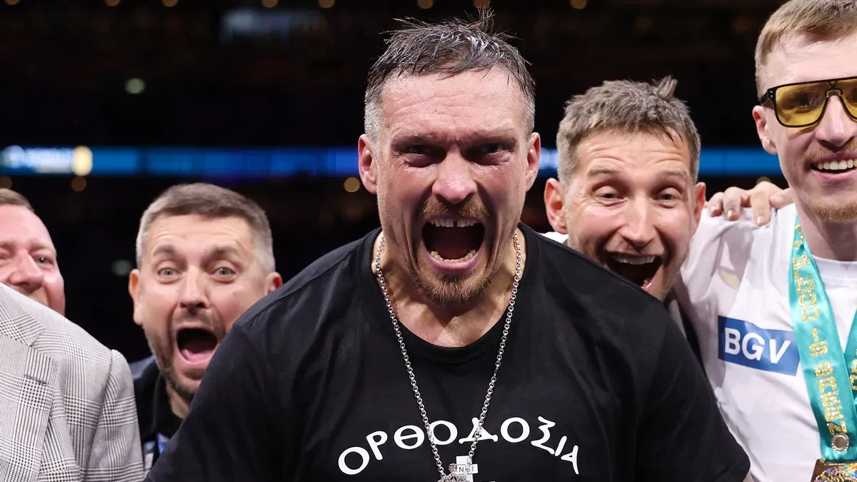 Усик після бою з Дюбуа вийшов у футболці з чітким написом: за таке в одній з країн засуджують на 10 років